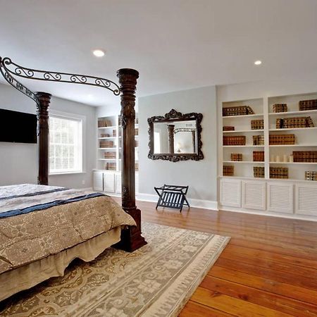 Villa Newly Renovated 4 Bed 3 Bath And 2 Parking Spots Savannah Exterior foto