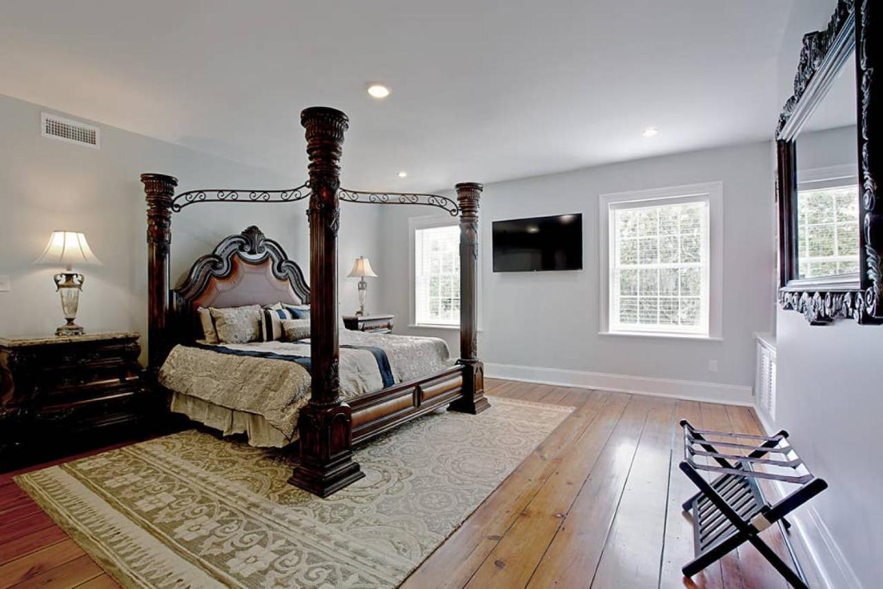 Villa Newly Renovated 4 Bed 3 Bath And 2 Parking Spots Savannah Exterior foto