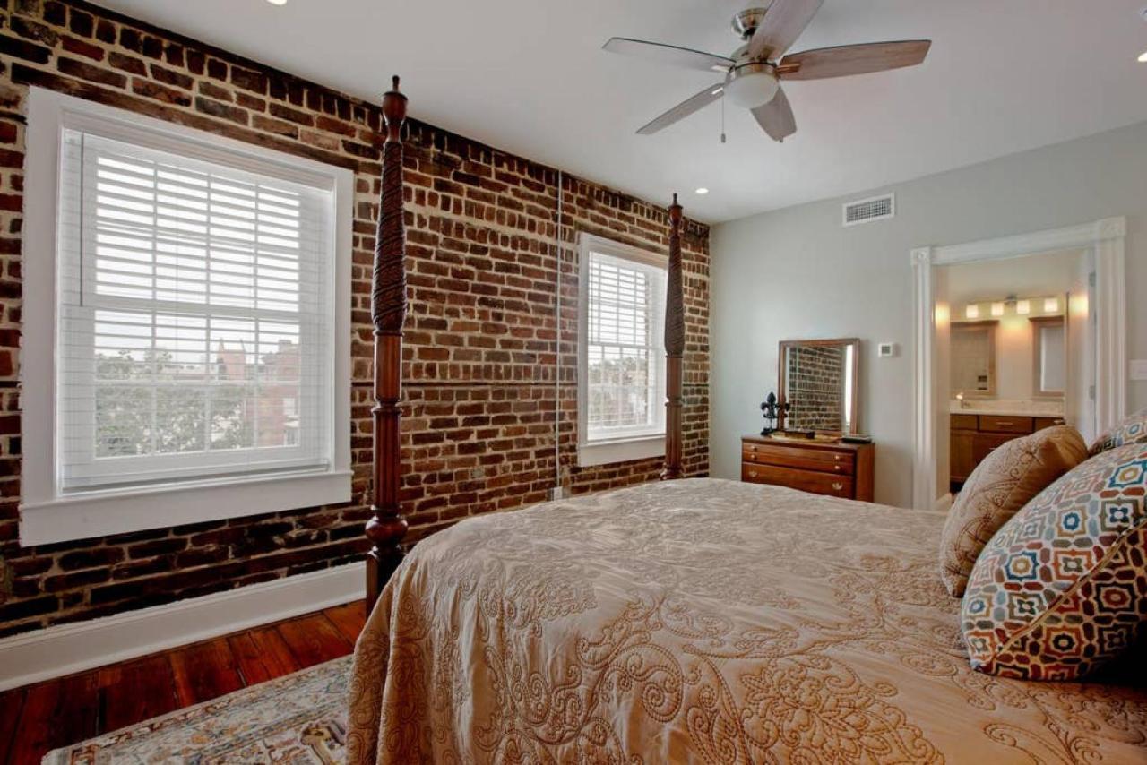 Villa Newly Renovated 4 Bed 3 Bath And 2 Parking Spots Savannah Exterior foto