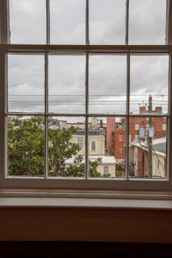 Villa Newly Renovated 4 Bed 3 Bath And 2 Parking Spots Savannah Exterior foto